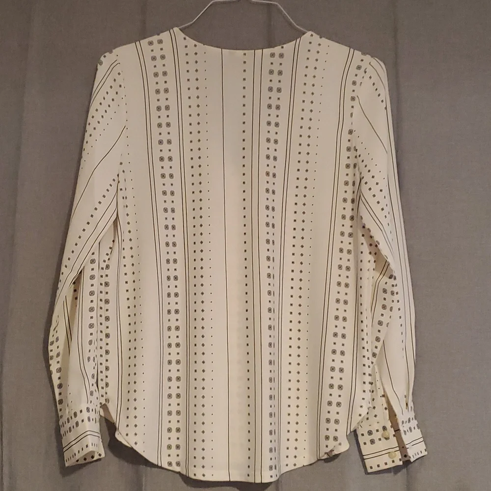 NWOT Ann Taylor White and Black Patterned V Neck Blouse - Picture 4 of 6